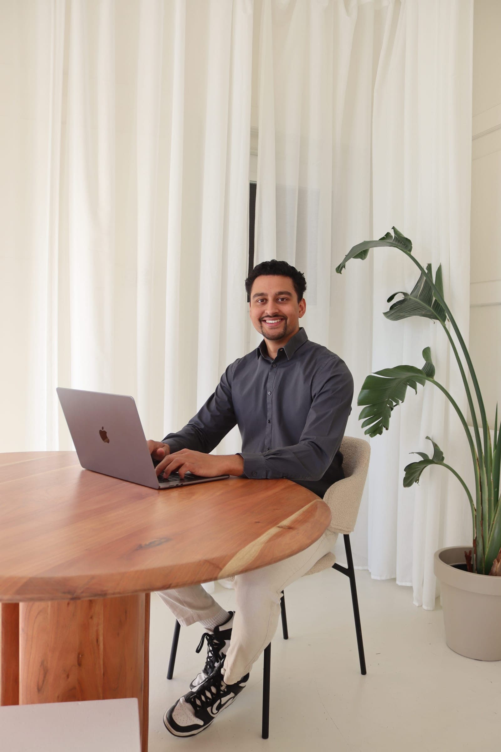 Mitarbeiter von We Got It Marketing arbeitet am Laptop an einem Google-Ads-Konto